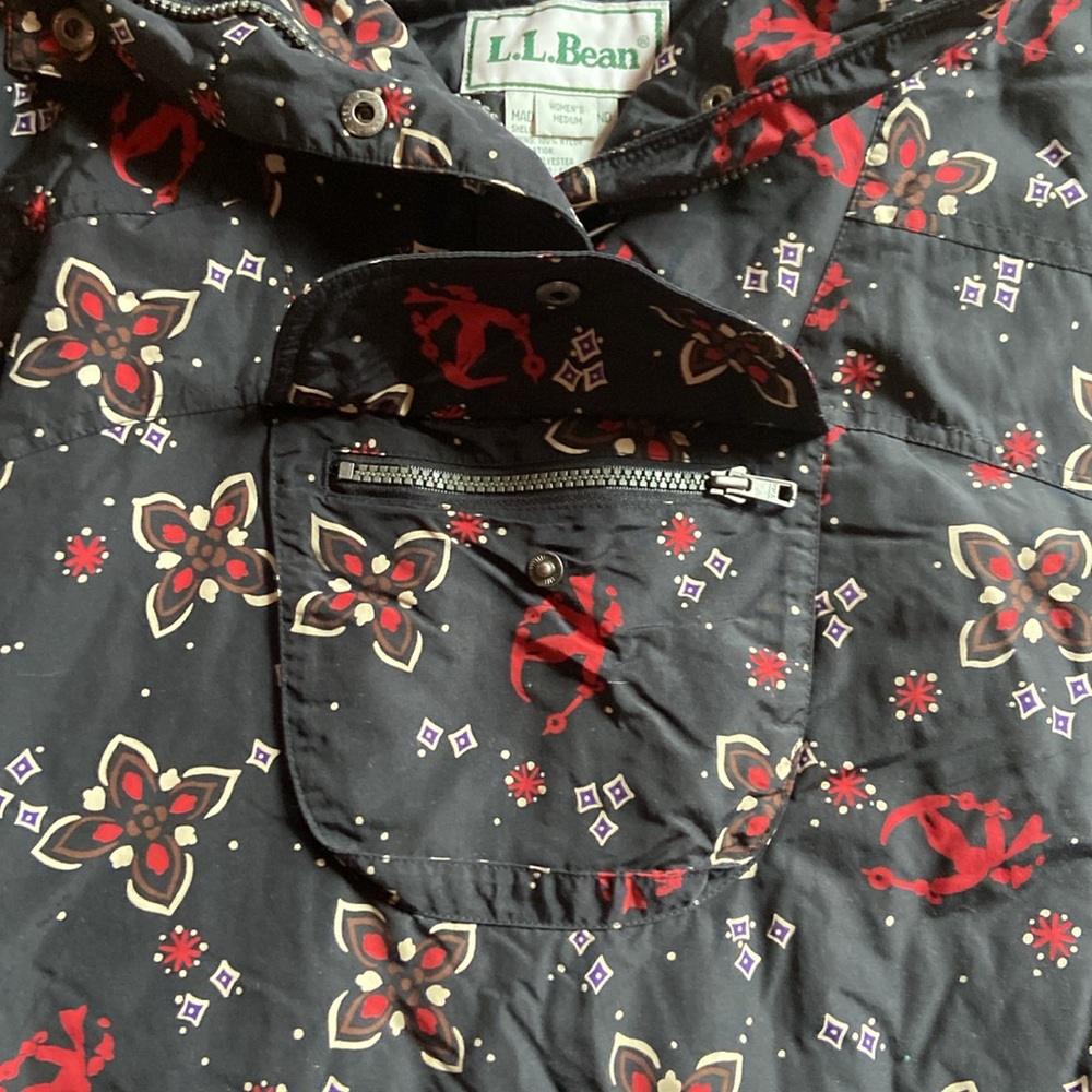 L.L.Bean women’s medium hooded jacket with 3 zip pockets, elasticized at wrist - Picture 4 of 8